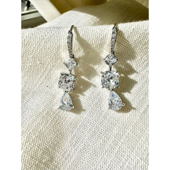Super sparkly cubic zirconia dangle earrings - Picture 4 of 4